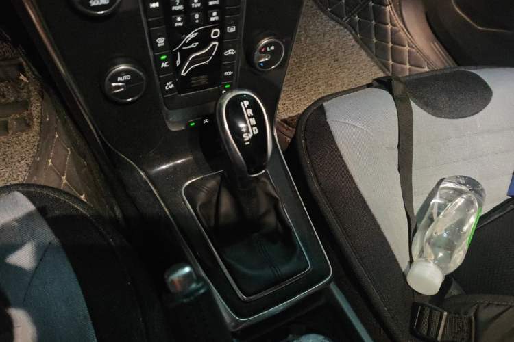 Used Volvo V40 2017 T3 Smart Edition Gear Lever