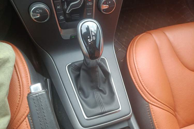 Used Volvo V40 2017 T3 Smart Edition Gear Lever