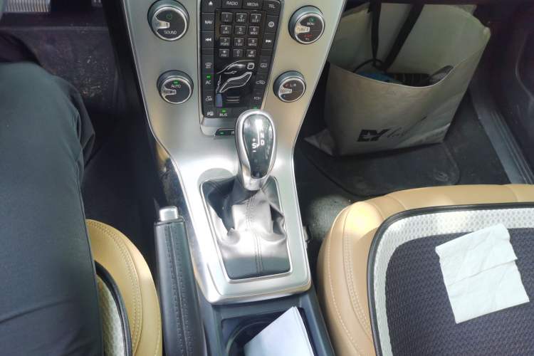 Used Volvo V40 2017 T4 Smart Luxury Edition Gear Lever