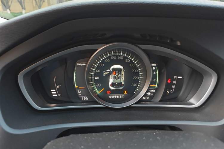 Used Volvo V40 2017 T3 Zhiyi Edition Instrument Cluster