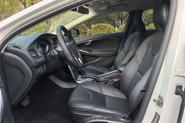 Used Volvo V40 2017 T4 Smart Luxury Edition Interior 1