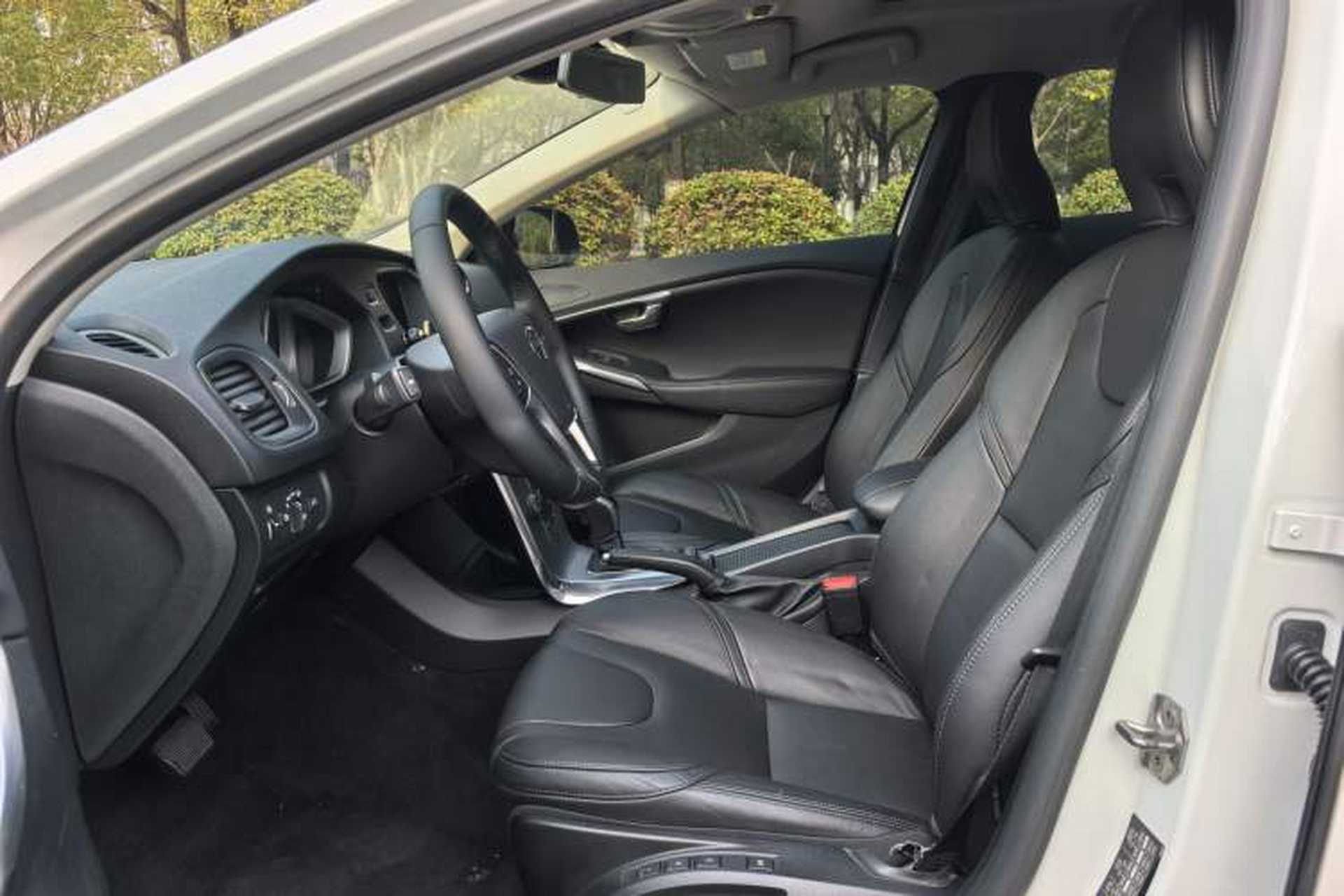 Used Volvo V40 2017 T4 Smart Luxury Edition Interior 1
