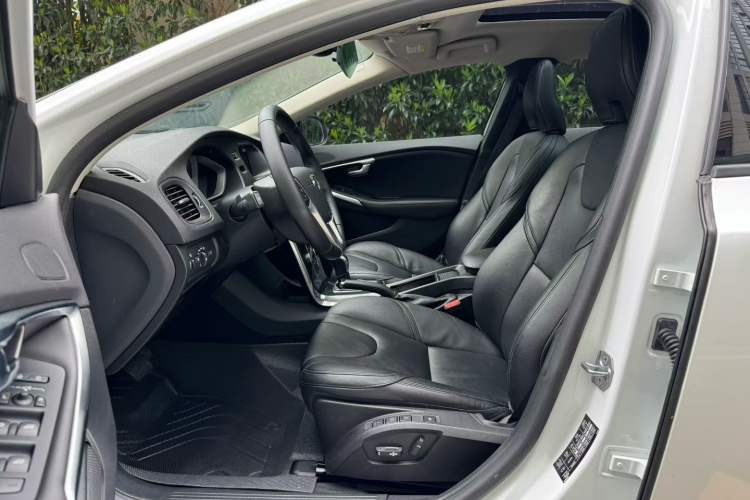 Used Volvo V40 2017 T3 Zhiyi Edition Interior 1