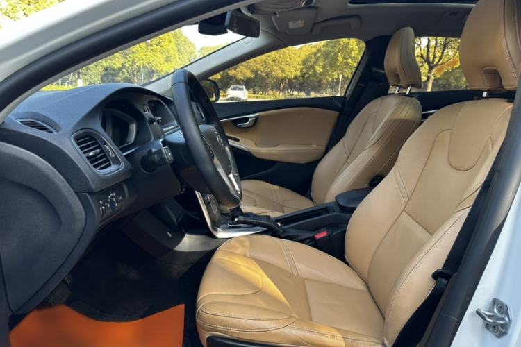 Used Volvo V40 2017 T3 Zhiyi Edition Interior 1