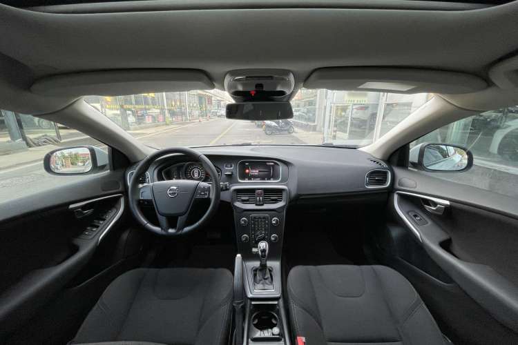 Used Volvo V40 2017 T3 Smart Edition Interior 1