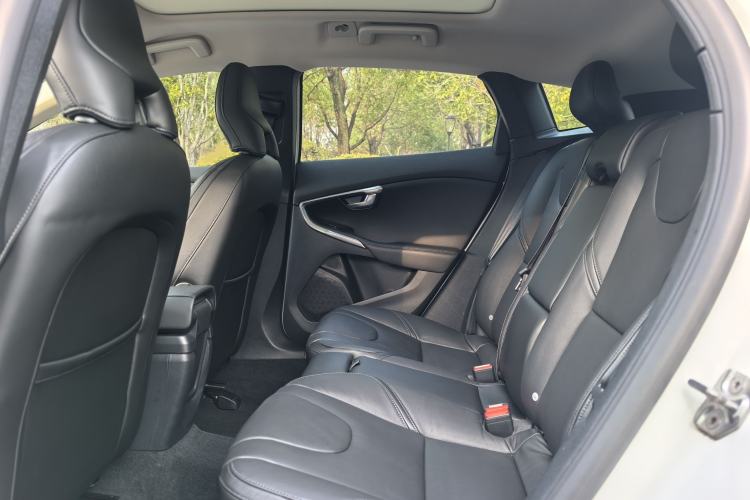 Used Volvo V40 2017 T4 Smart Luxury Edition Interior 2
