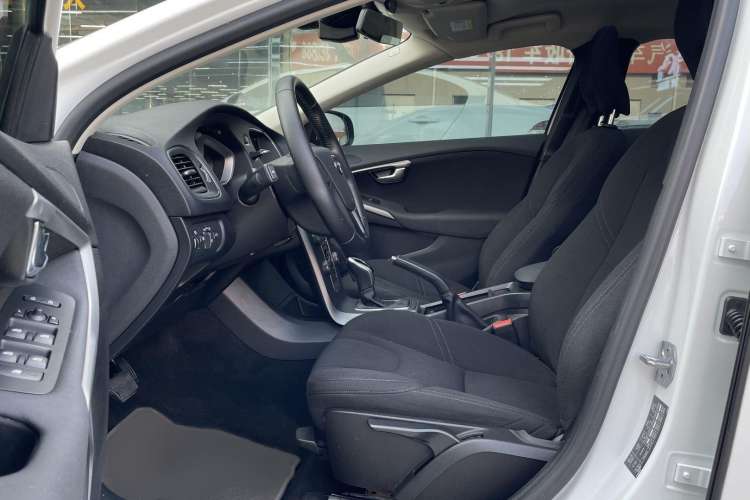 Used Volvo V40 2017 T3 Smart Edition Interior 2