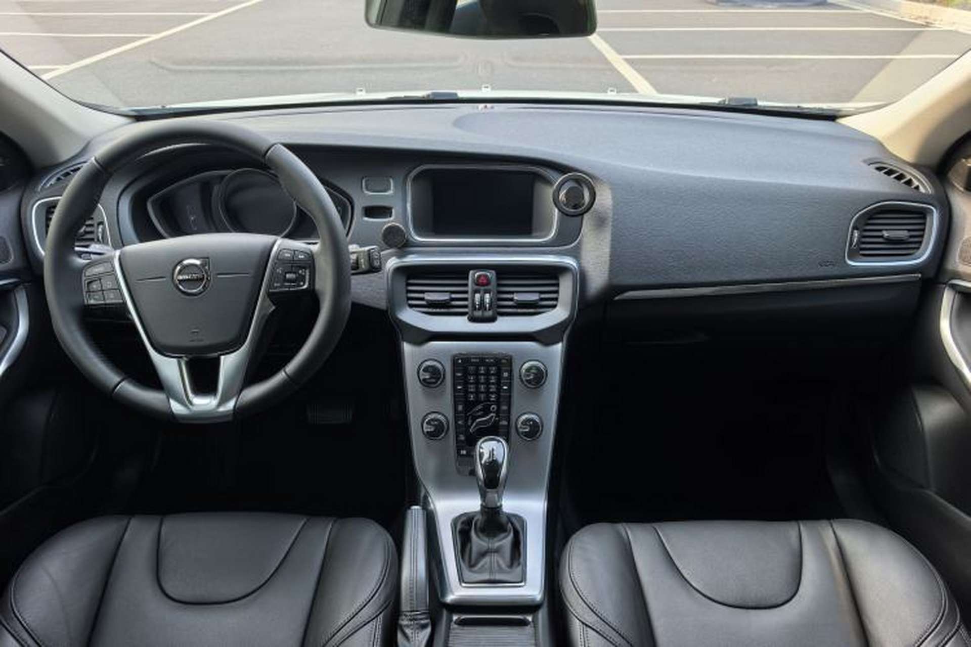 Used Volvo V40 2017 T4 Smart Luxury Edition Interior 3
