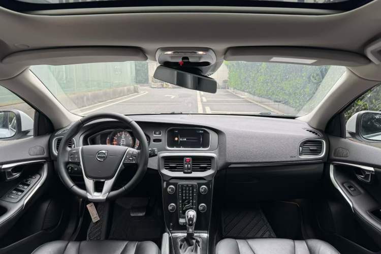 Used Volvo V40 2017 T3 Zhiyi Edition Interior 3