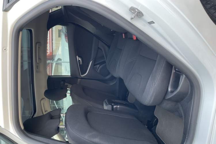 Used Volvo V40 2017 T3 Smart Edition Interior 3