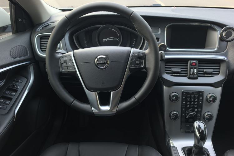 Used Volvo V40 2017 T4 Smart Luxury Edition Interior 4