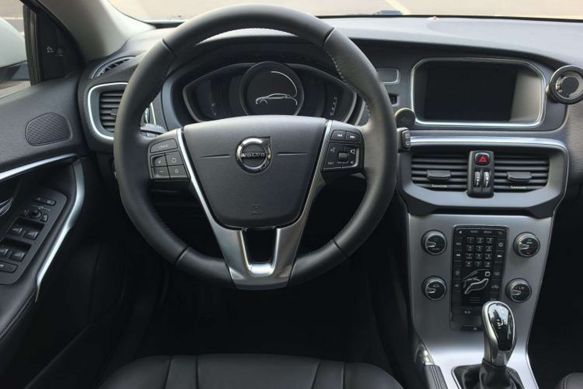 Used Volvo V40 2017 T4 Smart Luxury Edition Interior 4
