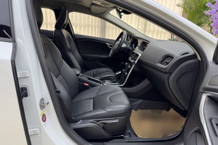 Used Volvo V40 2017 T3 Zhiyi Edition Interior 4