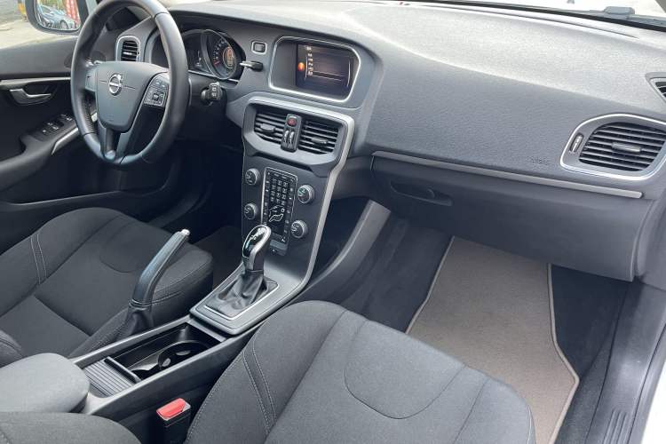 Used Volvo V40 2017 T3 Smart Edition Interior 4