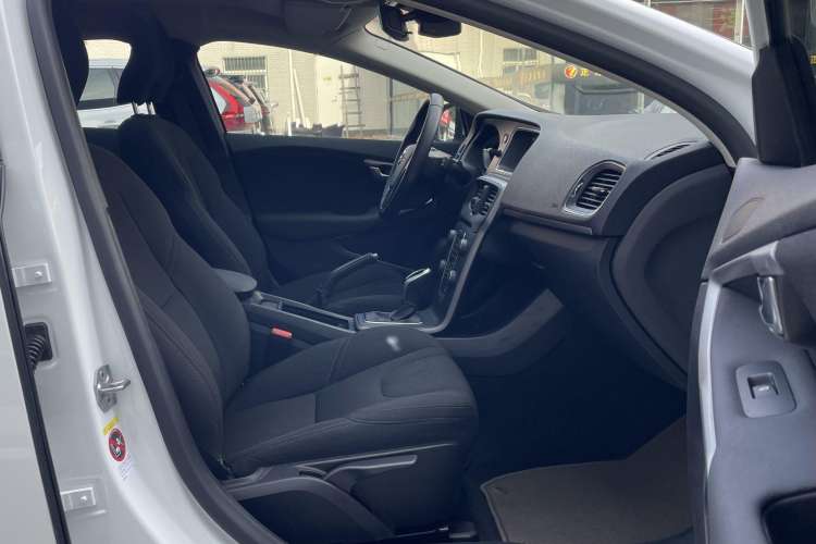 Used Volvo V40 2017 T3 Smart Edition Interior 5