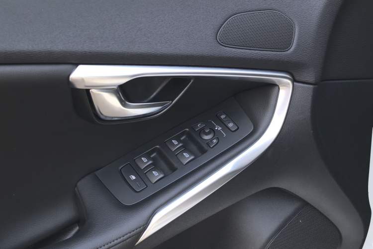 Used Volvo V40 2017 T4 Smart Luxury Edition Interior 6