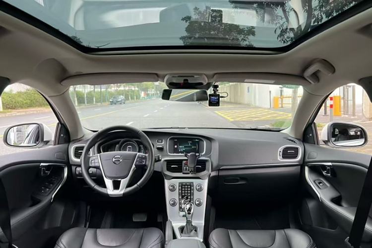 Used Volvo V40 2017 T3 Zhiya Edition Interior 6