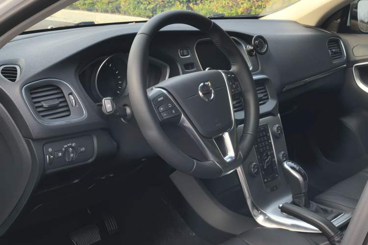 Used Volvo V40 2017 T4 Smart Luxury Edition Interior 7