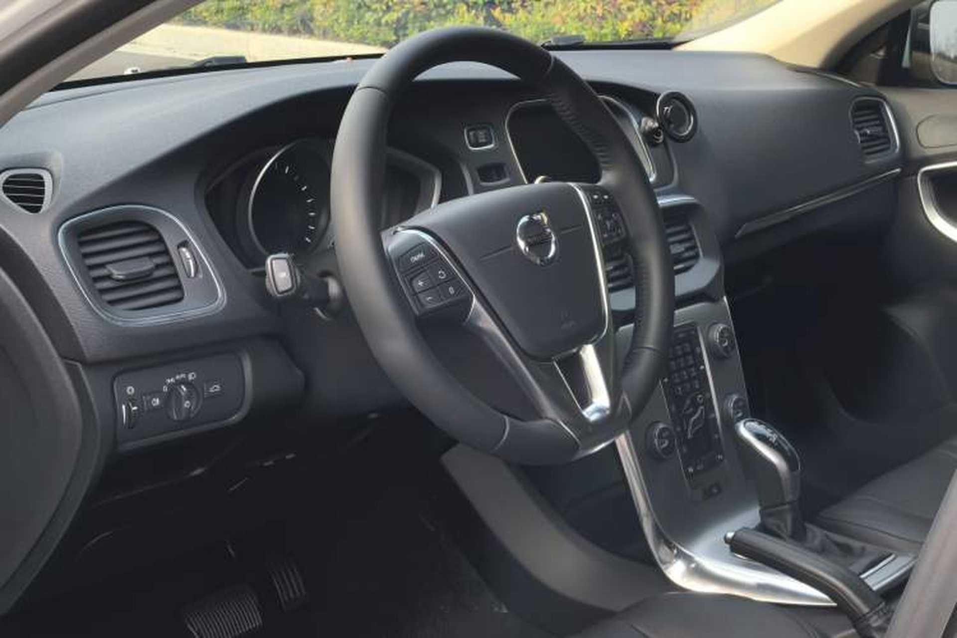 Used Volvo V40 2017 T4 Smart Luxury Edition Interior 7