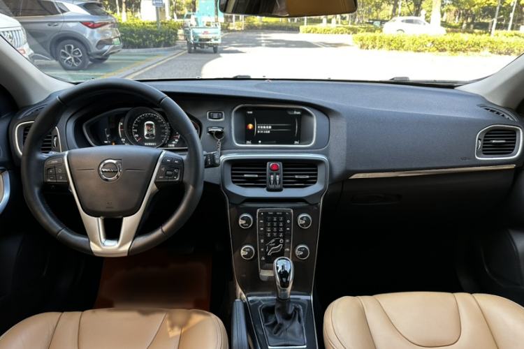 Used Volvo V40 2017 T3 Zhiyi Edition Interior 8