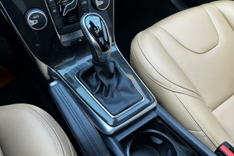 Used Volvo V40 2017 T3 Zhiyi Edition Interior 9