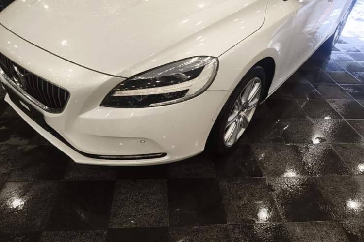 Used Volvo V40 2017 T4 Smart Luxury Edition Left Front Headlight