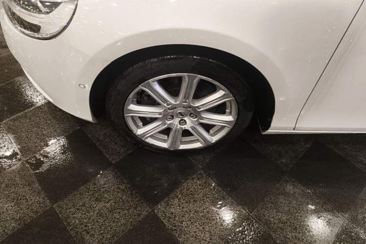 Used Volvo V40 2017 T4 Smart Luxury Edition Left Front Wheel Hub
