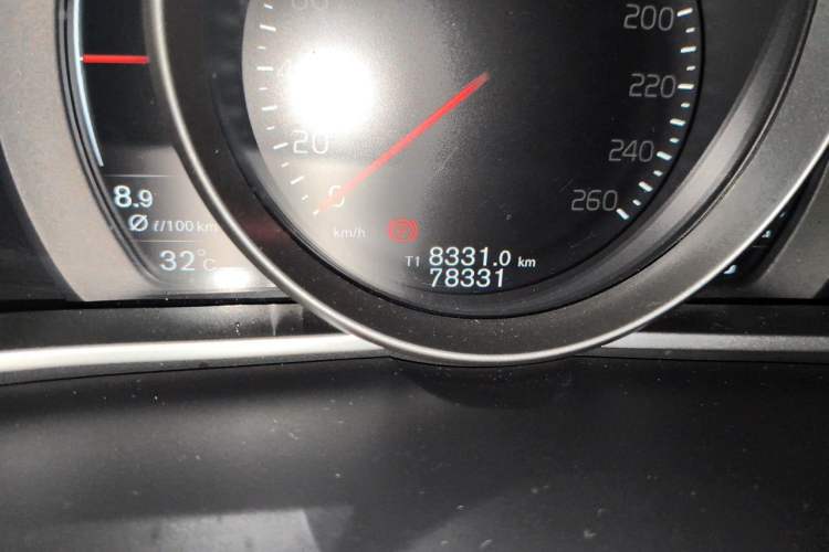Used Volvo V40 2017 T3 Zhiyi Edition Odometer Close Up