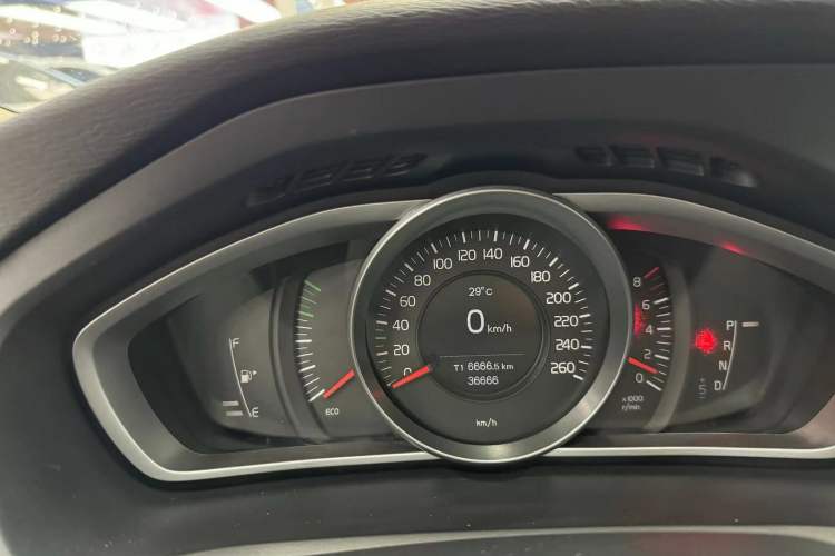 Used Volvo V40 2017 T3 Smart Edition Odometer Close Up