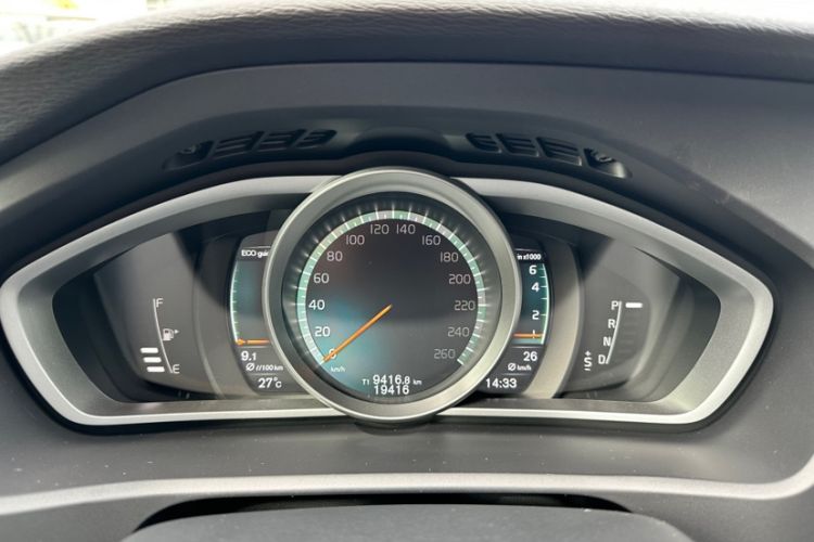 Used Volvo V40 2017 T3 Zhiya Edition Odometer Close Up