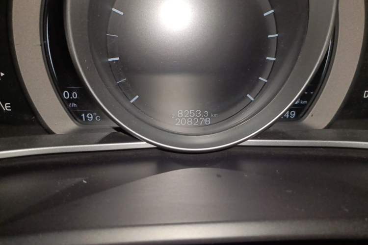 Used Volvo V40 2017 T3 Zhiyi Edition Odometer Close Up