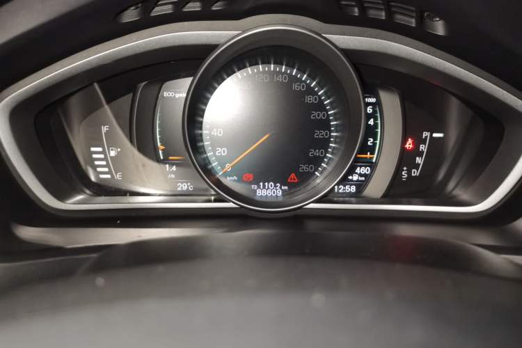 Used Volvo V40 2017 T3 Zhiya Edition Odometer Close Up