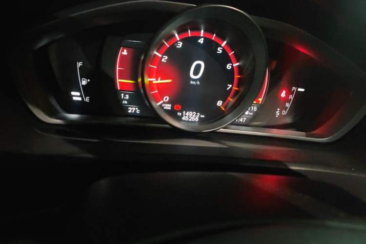 Used Volvo V40 2017 T3 Smart Edition Odometer Close Up