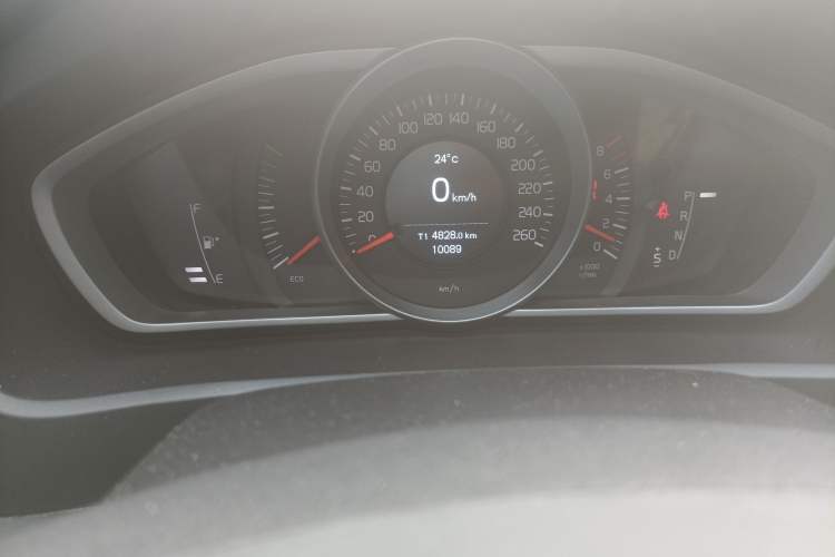 Used Volvo V40 2017 T3 Smart Edition Odometer Close Up