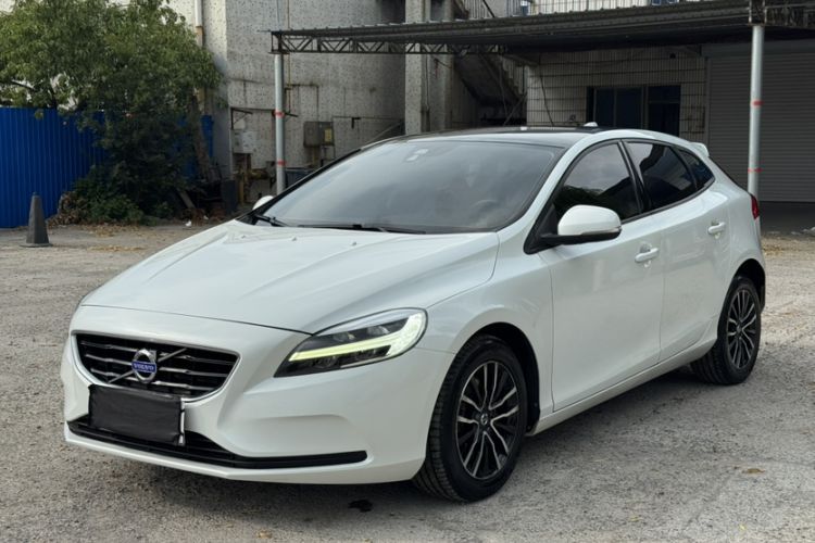 Volvo V40 2017 T3 Zhiyi Edition مستعملة Guazi used car, China used car export, Used car for sale, Used cars, Cheapest cars for sale