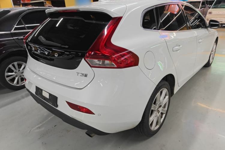 Used Volvo V40 2017 T3 Zhiya Edition Rear Right 45 Deg