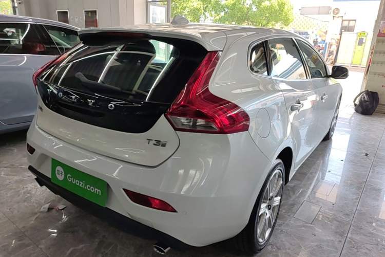 Used Volvo V40 2017 T3 Zhiya Edition Rear Right 45 Deg