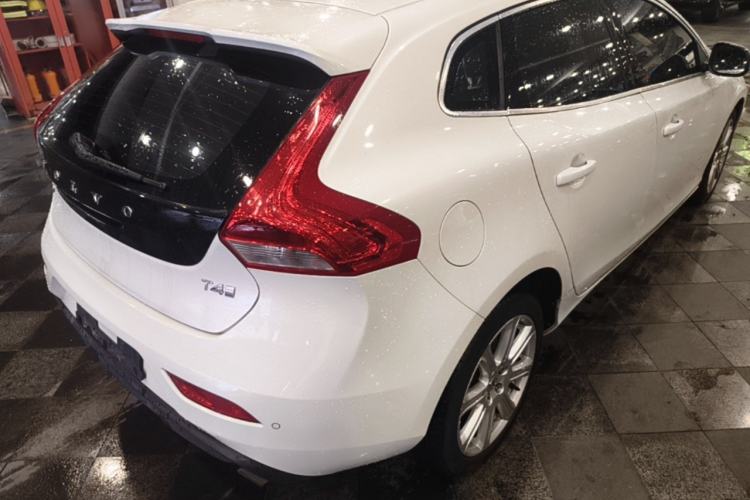 Used Volvo V40 2017 T4 Smart Luxury Edition Rear Right 45 Deg