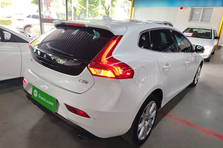 Used Volvo V40 2017 T3 Zhiya Edition Rear Right 45 Deg