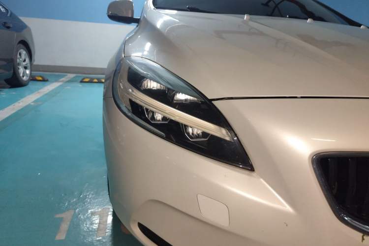 Used Volvo V40 2017 T3 Zhiyi Edition Right Front Headlight