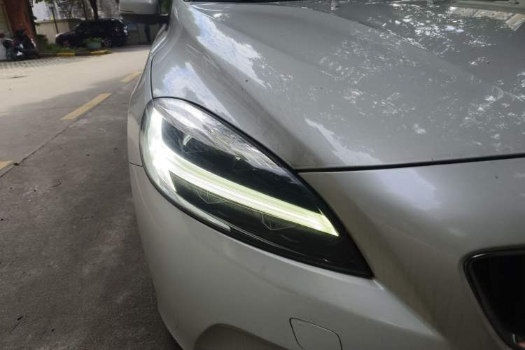 Used Volvo V40 2017 T3 Zhiyi Edition Right Front Headlight