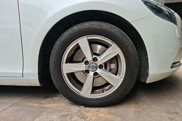 Used Volvo V40 2017 T3 Smart Edition Right Front Wheel Hub