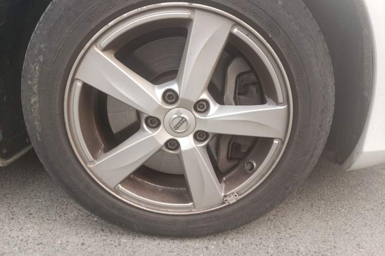 Used Volvo V40 2017 T3 Smart Edition Right Front Wheel Hub
