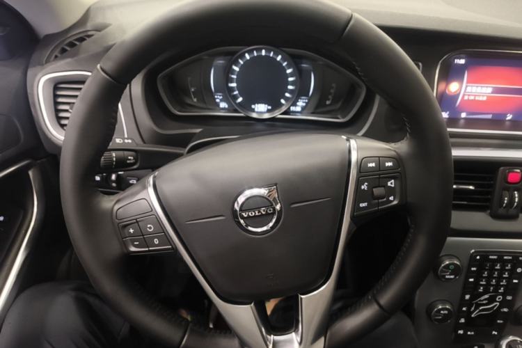 Used Volvo V40 2017 T4 Smart Luxury Edition Steering Wheel