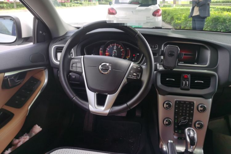 Used Volvo V40 2017 T4 Smart Luxury Edition Steering Wheel