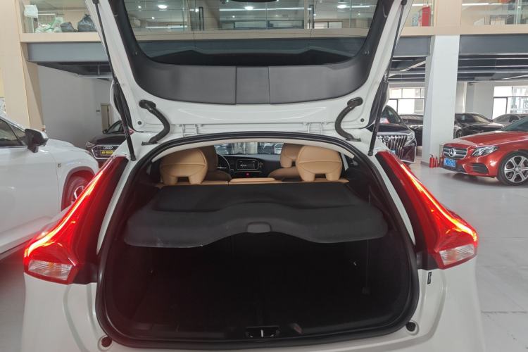 Used Volvo V40 2017 T3 Zhiyi Edition Trunk