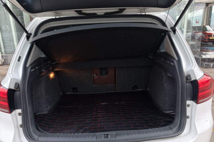 Used Volvo V40 2017 T3 Zhiyi Edition Trunk