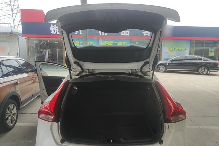 Used Volvo V40 2017 T3 Zhiyi Edition Trunk