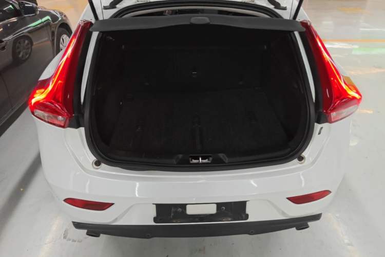 Used Volvo V40 2017 T3 Zhiya Edition Trunk