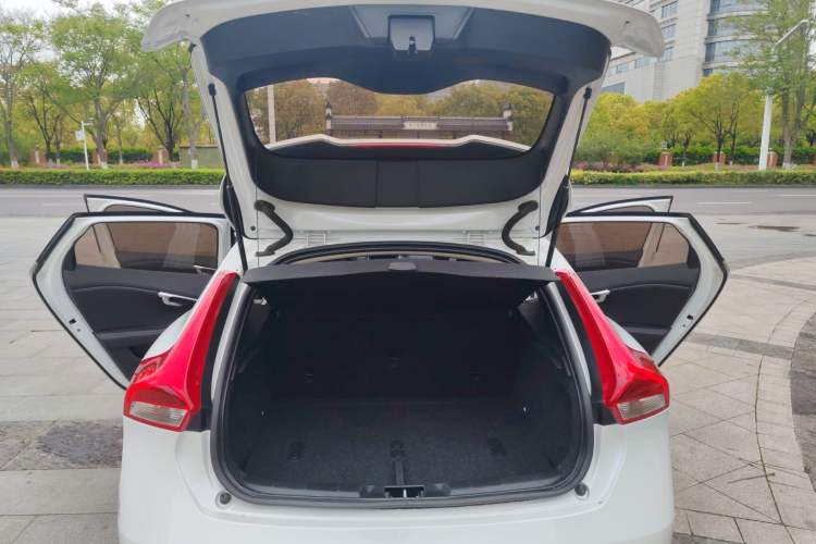Used Volvo V40 2017 T3 Zhiyi Edition Trunk